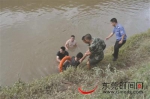 警民联手将轻生男子救上岸 通讯员供图 - 新浪广东