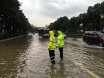 暴雨来袭  广州番禺交警雨中执勤保畅通 - 广州市公安局