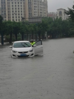 暴雨来袭  广州番禺交警雨中执勤保畅通 - 广州市公安局