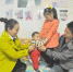 湖北宜昌“单独二孩”家庭拍摄全家福，在镜头前秀幸福。 - 新浪广东