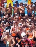 参加横渡珠江的游泳健儿 - 广东大洋网