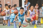 6岁的邱正杰学篮球2年，已成为球队中的“小球星” 记者 陈栋 摄 - 新浪广东