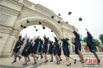 资料图：毕业生们齐齐在校门高呼“我们毕业了”。莫小布 摄 - 广东电视网