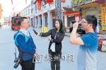 本报记者在源城区老城太平街采访。 - Meizhou.Cn
