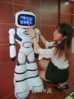 工作人员在设置飞翔云智能服务机器人的服务功能。（高讯　摄） - Meizhou.Cn