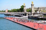 6月23日，正在申办2024年奥运会的巴黎市政府以塞纳河和著名的亚历山大三世桥为“舞台”举行“奥林匹克日”活动，向民众推广奥运会体育项目，并组织市民参加运动体验。图为塞纳河上搭建的田径跑道。 - News.Ycwb.Com