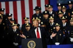 白宫：特朗普让警察执法“更粗暴”是开玩笑 - News.Ycwb.Com