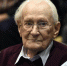 现年93岁的奥斯卡·格勒宁从1942年9月至1944年10月作为德国党卫军的一员在奥斯威辛执勤。他的主要任务是，管理囚徒们的钱币、首饰等有价值物品。因此，他也在媒体上被称为“奥斯威辛的会计”。 - News.Ycwb.Com