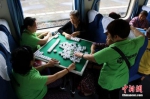 资料图：老人们在火车上进行麻将比赛。 魏刚 摄 - 新浪广东