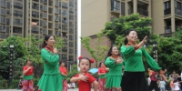 5岁女孩跳广场舞一年 引周边居民围观 - News.Ycwb.Com