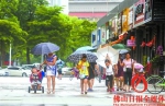 昨日下午5时多，天空飘着细雨，顺德区陈村镇缤纷一路上，大人小孩纷纷撑着雨伞前行。/佛山日报记者王伟楠摄 - 新浪广东