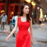 李沁身穿红色连衣裙凹造型 玲珑身材气质突显 - Southcn.Com