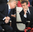 法国总统马克龙（右）与特朗普在法国国庆阅兵仪式上交谈 - News.Ycwb.Com