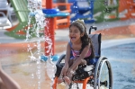 一名残疾小女孩在乐园中玩耍。（图片来源：摩根主题乐园） - 广东电视网