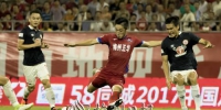 梅州客家队球员霍亮（中）在比赛中起脚射门。（林翔　摄） - Meizhou.Cn