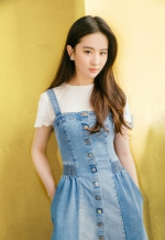 刘亦菲用白T+牛仔裙把自己穿成清新仙女 - Southcn.Com