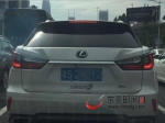雷克萨斯车尾贴上了五菱宏光S标识装饰 - 新浪广东
