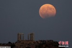 全球多地上演月偏食 月亮被“啃掉”一小块 - News.Ycwb.Com
