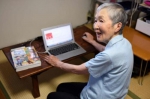 若宫正子刚开始工作时用的是算盘，她在60岁从银行退休后开始对电脑感兴趣。（图片来源：法新社） - News.Ycwb.Com