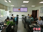四川省强震动台网中心工作人员在分析数据。　钟欣 摄 - 广东电视网