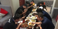 《战狼2》登顶票房冠军 吴京路演后犒劳工作人员吃大餐 - Southcn.Com