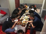 《战狼2》登顶票房冠军 吴京路演后犒劳工作人员吃大餐 - Southcn.Com