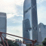 金穗路东人行天桥，背后是珠江新城高楼群梁怿韬摄 - 广东大洋网