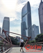 金穗路东人行天桥，背后是珠江新城高楼群梁怿韬摄 - 广东大洋网