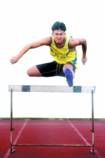 万江17岁小伙带伤上场获得市第九届运动会的110米栏冠军 - Southcn.Com
