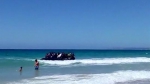目瞪口呆！西班牙游客海边戏水遇难民 - 广东电视网
