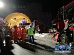 救援人员在事故现场展开救援（8月11日摄）。新华社发 - 新浪广东
