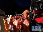 8月11日，救援人员在事故现场展开救援。新华社发 - 新浪广东