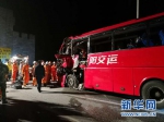 8月11日，救援人员在事故现场展开救援。新华社发 - 新浪广东
