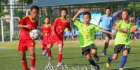 男子足球丙组决赛上五华县代表队与兴宁市代表队双方队员在场上激烈拼抢。（吴腾江　摄） - Meizhou.Cn