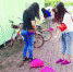 女性志愿者冒高温清理整治卫生死角 - 广东大洋网