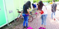女性志愿者冒高温清理整治卫生死角 - 广东大洋网