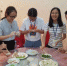 梅港两地学生学做客家菜。　　（钟小丰　摄） - Meizhou.Cn