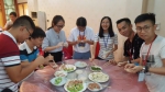 梅港两地学生学做客家菜。　　（钟小丰　摄） - Meizhou.Cn
