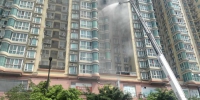 广州熊孩子玩打火机引发大火 着火区蔓延到上层阳台 - 新浪广东