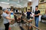 李增森（右一）向村民介绍藏品。（高讯　摄） - Meizhou.Cn