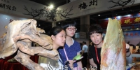 工作人员向游客介绍我市民间工艺作品。（潘立鹏　摄） - Meizhou.Cn