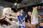 工作人员向游客介绍我市民间工艺作品。（潘立鹏　摄） - Meizhou.Cn