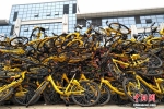 北京过剩共享单车堆积如山 - News.Ycwb.Com