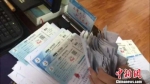 警方收走的大量假票，触目惊心。警方供图 - 新浪广东