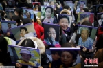 资料图：韩国民众高举慰安妇照片，在日本使馆前集会抗议。 - News.Ycwb.Com
