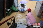 广西柳州今夏第五次被洪水袭击 居民合伙买船出行 - News.Ycwb.Com