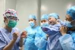 上海市第一妇婴保健院生殖中心，医务人员向“回家探亲”的试管婴儿家庭展示胚胎保存过程。周冠伶/摄 - 广东电视网