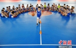7月11日，在江西省万载县金锐篮球训练馆，一位学生正在教练指导下进行篮球训练。　邓龙华 摄 - 广东电视网