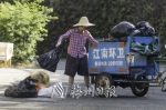 环境卫生关乎城市形象，环卫工人一直奋战在最前线。（图片均为林翔　摄） - Meizhou.Cn