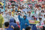 8月15日，在韩国首尔，韩国民众参加和平游行示威。数千名韩国民众15日在首都首尔参加大规模反对萨德、反对韩美军演的和平游行示威活动。 - News.Ycwb.Com